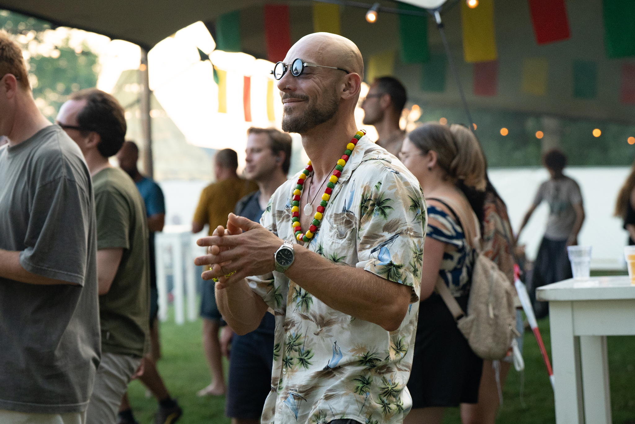 Rastaplas rasta vibes — festival bezoeker in volle rasta stijl